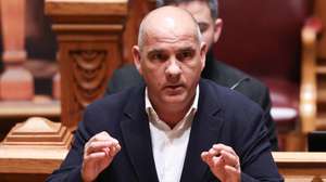 O secretário-geral do Partido Comunista  Português (PCP), Paulo Raimundo, intervém durante o debate quinzenal, com a presença do primeiro-ministro, Luís Montenegro (ausente na foto) na Assembleia da República, em Lisboa, 19 de fevereiro de 2026. ANTÓNIO COTRIM/LUSA