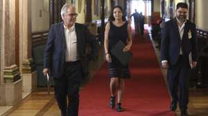 A delegação do Bloco de Esquerda (BE), presidida pela coordenador do partido, José Manuel Pureza (E), à chegada para uma reunião com o ministro dos Assuntos Parlamentares, Carlos Abreu Amorim (ausente da fotografia), sobre o Orçamento do Estado para 2027 (OE2027), na Assembleia da República, em Lisboa, 29 de setembro de 2026. ANDRÉ KOSTERS/LUSA