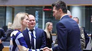 epa13267794 EU High Representative for Foreign Affairs and Security Policy Kaja Kallas (L) and Hungarian Parliamentary State Secretary and Deputy Minister of Defence Laszlo Kurtos (R) during the EU Foreign Affairs Council on Defence in Brussels, Belgium, 28 September 2026. Ministers are expected to  discuss military support for Ukraine, including air defense, military training and defense industrial cooperation, as well as hybrid threats and the situation in the Middle East.  EPA/OLIVIER HOSLET