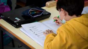 Alunos do ensino básico na Escola EB Joaquim Nicolau de Almeida, regressam às aulas, após período de confinamento obrigatório devido à pandemia Covid-19, Vila Nova de Gaia, 15 de março de 2021.  FERNANDO VELUDO/LUSA
