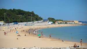 Banhistas divertem-se à beira-mar na praia de Santo Amaro de Oeiras, aliviadas as medidas de emergência devido à situação epidemiológica da Covid-19, em Oeiras, 17 de maio de 2020. Com o aumento da temperatura a praia foi o destino procurado por alguns portugueses. ANTÓNIO PEDRO SANTOS/LUSA