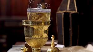 O coração de D. Pedro IV num recipiente de vidro e sob vaso de prata dourada, na Igreja da Lapa, no Porto, 8 de janeiro de 2015. A urna, o estojo e o vaso de prata dourada com o recipiente de vidro que conserva o coração de D. Pedro IV foram hoje abertos no âmbito da rodagem do próximo filme do realizador Miguel Gonçalves Mendes, “O Sentido da Vida”. JOSÉ COELHO/LUSA