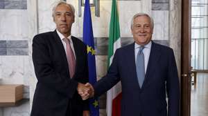 epa10847951 Italian Foreign Minister Antonio Tajani (R) shakes hands with his Portuguese counterpart Joao Gomes Cravinho (L) during a meeting in Rome, Italy, 08 September 2023.  EPA/VINCENZO LIVIERI