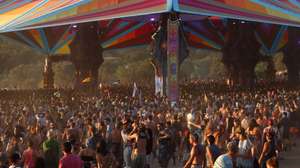 Visitantes no Boom Festival, em Idanha-a-Nova, conta com 21 palcos oficiais, 544 artistas, 181 facilitadores, 69 assistentes e 100 terapeutas, para um público de 41 mil pessoas de 177 nacionalidades, segundo a organização, 23 de julho de2022. PEDRO REIS MARTINS/LUSA.