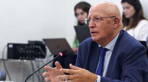 O ex-ministro dos Negócios Estrangeiros, Augusto Santos Silva, intervém na sua audição perante os deputados da Comissão Parlamentar de Inquérito - Gémeas Tratadas com o Medicamento Zolgensma, na Assembleia da República, em Lisboa, 22 de outubro de 2024. Em causa o processo, que tem como arguidos o ex-secretário de Estado da Saúde Lacerda Sales e Nuno Rebelo de Sousa, filho do Presidente da República, está o tratamento hospitalar das duas crianças luso-brasileiras que receberam o medicamento Zolgensma. Com um custo de dois milhões de euros por pessoa, este fármaco tem como objetivo controlar a propagação da atrofia muscular espinal, uma doença neurodegenerativa. ANTÓNIO COTRIM/LUSA