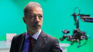 O ministro dos Assuntos Parlamentares, Pedro Duarte, visita o Centro de Produção do Norte da RTP, em Vila Nova de Gaia, 18 de novembro de 2024. JOSÉ COELHO/LUSA