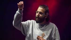 O músico português, Salvador Sobral, durante o concerto no XXIV Festival Músicas do Mundo 2024, em Sines, 24 de julho de 2024. O festival decorre até 27 de julho. TIAGO CANHOTO/LUSA