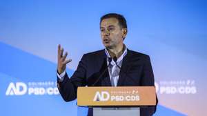 O presidente do Partido Social Democrata (PSD), Luís Montenegro intervém num jantar comicio em Caldas da Rainha no âmbito da campanha para as eleições legislativas. 13 de maio de 2025. MIGUEL A. LOPES/LUSA