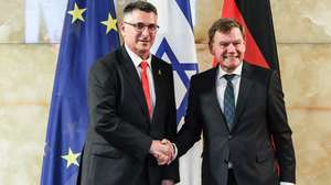 epa12157652 Israeli Foreign Minister Gideon Sa'ar (L) and German Foreign Minister Johann Wadephul shake hands before a press conference in Berlin, Germany, 05 June 2025.  EPA/FILIP SINGER