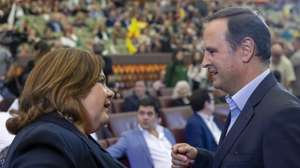 O ex presidente da Câmara de Lisboa, Fernando Medina, conversa com a candidata do Partido Socialista (PS) à Câmara de Lisboa, Alexandra Leitão, durante um um comício no âmbito da campanha eleitoral para as eleições legislativas, na Aula Magna, em Lisboa, 13 de maio de 2025. JOSÉ SENA GOULÃO/LUSA