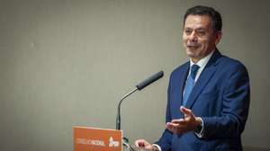 O presidente do Partido Social Democrata (PSD), Luis Montenegro, usa da palavra durante a reunião extraordinária do Conselho Nacional do PSD, em Lisboa, 21 de outubro de 2025. JOSÉ SENA GOULÃO/LUSA