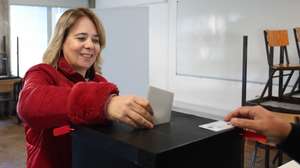 Presidential candidate Catarina Martins casts his vote in Porto, Portugal, 18 January 2026. More than 11 million voters are called upon to elect the new President of the Portuguese Republic, who will succeed Marcelo Rebelo de Sousa, who has reached the limit of his terms in office. There are 11 accepted candidates, a record number. MANUEL FERNANDO ARAÚJO/LUSA