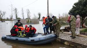 Fuzileiros ajudam habitantes da Ereira nas deslocações de barco devido à subida da água do Rio Mondego que isolou a povoação, onde só se entra ou sai de camião ou barco. Mesmo isolada, a população de Ereira está a votar para as eleições presidenciais nas urnas colocadas na Associação Cultural, Desportiva e Social da Ereira, no centro da localidade, Montemor-o-Velho, 8 de fevereiro de 2026. (ACOMPANHA TEXTO)  PAULO NOVAIS/LUSA