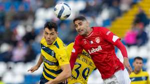 O jogador do Santa Clara, Fernando (D), em ação contra o jogador do Gil Vicente, Esteves (E), durante o jogo da Primeira Liga de futebol realizado no Estádio de São Miguel, em Ponta Delgada, ilha de São Miguel, Açores, 21 de março de 2026. EDUARDO COSTA/LUSA