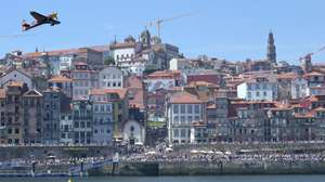 Um avião faz acrobacias durante o festival aéreo Air Invictus, que decorreu no rio Douro entre as margens do Porto e de Vila Nova de Gaia, 20 de junho de 2026. Os primeiros aviões do Air Invictus já abriram as hostilidades no Porto e em Gaia para um “bálsamo desejado” para os comerciantes, um “evento do caraças” para os turistas e um momento “seja o que Deus quiser” para as autoridades. FERNANDO VELUDO/LUSA