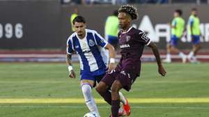 epa13199270 Academico de Viseu's player Robinho (R) vies for the ball with Porto's player Borja Sainz during their Portuguese First League soccer match, held at Fontelo stadium, in Viseu, Portugal, 29 August 2026. PAULO NOVAIS/LUSA  EPA/PAULO NOVAIS