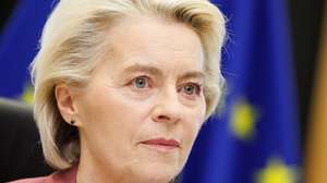 epa13333866 European Commission President Ursula von der Leyen chairs the European Commission's weekly College meeting in Brussels, Belgium, 27 October 2026.  EPA/OLIVIER MATTHYS