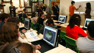 Uma aluna assiste a uma aula de geografia com utilizacao de computadores, na Escola Andre Gouveia, integrada no Projecto Piloto no âmbito do Plano Tecnológico Escolas, 16 de Junho de 2008,em Évora. NUNO VEIGA/LUSA