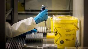 Uma investigadora trabalha na Unidade de Resposta a Emergências e Biopreparação (UREB) do Instituto Nacional de Saúde Dr. Ricardo Jorge (INSA), em Lisboa, 16 de março de 2022. A Unidade está envolvida na resposta a ameaças nucleares, radiológicas, químicas e biológicas e trabalha em parceria com as organizações policiais responsáveis pela investigação criminal em Portugal. (ACOMPANHA TEXTO DA LUSA DO DIA 20 DE MARÇO DE 2022). MÁRIO CRUZ/LUSA