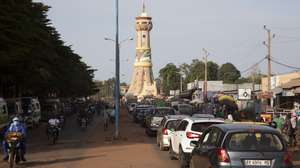 epa10214547 Vehicles move on a street in central Bamako, Mali, 29 September 2022. An Economic Community of West African States (ECOWAS) delegation visited Bamako 29 September 2022 in an effort to mediate a diplomatic row which has erupted over 46 Ivorian soldiers that have been detained in Mali. Mali's junta claims they had flown in without permission and were seen as mercenaries.  EPA/HADAMA DIAKITE