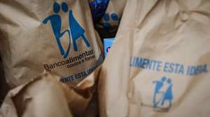 Voluntários trabalham na recolha de alimentos nas instalações do Banco Alimentar Contra a Fome, em Lisboa, 27 de novembro de 2021. Nos próximos dias 27 e 28 de novembro, a campanha de recolha de alimentos promovida pelos Bancos Alimentares Contra a Fome volta a ter equipas de voluntários nos supermercados de todo o país, a convidar os portugueses, de forma mais pessoal, à partilha de alimentos com as famílias com necessidades para que possam ter, não só um Natal mais feliz, mas alimento à mesa todos os dias.  RODRIGO ANTUNES/LUSA