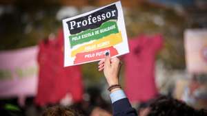 Professores e assistentes operacionais manifestam-se em dia de greve na praça do Bocage, no âmbito da greve nacional de professores por distritos, em Setúbal, 02 de fevereiro de 2023. A greve por distritos convocada por oito organizações sindicais: ASPL - Associação Sindical de Professores Licenciados, Fenprof - Federação Nacional dos Professores, Pró-Ordem dos Professores, SEPLEU - Sindicato dos Educadores e Professores Licenciados, SINAPE - Sindicato Nacional dos Profissionais da Educação, SINDEP, SIPE - Sindicato Independente de Professores e Educadores e SPLIU - Sindicato Nacional dos Professores Licenciados pelos Politécnicos e Universidades, continua caso o ministro da Educação não recue nas intenções manifestadas nas reuniões negociais já realizadas, no que se refere à revisão do regime dos concursos de professores, indo ao encontro das posições assumidas pelos docentes em várias iniciativas de abordagem e sondagem sindical. RUI MINDERICO/LUSA