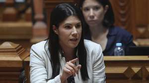 A coordenadora nacional do Bloco de Esquerda (BE), Mariana Mortágua, intervém durante a sessão plenária de interpelação ao Governo, requerida pelo BE, sobre "O povo merece + SNS", na Assembleia da República, em Lisboa, 21 de junho de 2023. ANTÓNIO COTRIM/LUSA