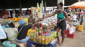 No Mercado do 30, um dos maiores de Luanda, muitos vendedores temem ser contaminados pela covid-19, devido ao incumprimento no uso da máscara e escasso distanciamento, e mesmo os vacinados rogam por proteção divina ante a aglomeração diária de pessoas, Luanda, 19 de novembro de 2021.O Mercado do 30, localizado no município angolano de Viana, a 30 quilómetros do centro de Luanda, é o maior mercado abastecedor de produtos diversos a céu aberto e congrega diariamente milhares de pessoas, entre vendedores e compradores. (ACOMPANHA TEXTO DA LUSA DO DIA 22 DE NOVEMBRO DE 2021) AMPE ROGÉRIO/LUSA