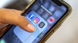 epa10729851 A person using a mobile phone logs in to the new Threads app in Miami, Florida, USA, 06 July 2023. Meta, the company behind Facebook and Instagram, said in a press release on 05 July 2023, that Mark Zuckerberg announced the initial version of 'Threads', an Instagram's text-based conversation app.  EPA/CRISTOBAL HERRERA-ULASHKEVICH