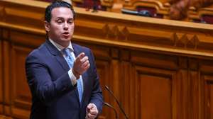 O deputado do Chega, Filipe Melo, intervém durante a sessão plenária de interpelação ao Governo sobre o "Passe Ferroviário Nacional e investimento na ferrovia em Portugal", na Assembleia da República, em Lisboa, 10 de outubro de 2024. ANTÓNIO COTRIM/LUSA