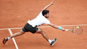 epa12136716 Carlos Alcaraz of Spain plays a backhand during his Men's 1st round match against Giulio Zeppieri of Italy at the French Open Grand Slam tennis tournament at Roland Garros in Paris, France, 26 May 2025.  EPA/CHRISTOPHE PETIT TESSON