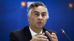 O ministro da Educação, Ciência e Inovação, Fernando Alexandre, durante a conferência de imprensa sobre as novas regras de utilização de smartphones em recintos escolares, revisão da disciplina de Cidadania e Desenvolvimento, projeto-piloto dos manuais digitais e aprendizagens essenciais, no Ministério da Educação em Lisboa, 08 de julho de 2025. FILIPE AMORIM/LUSA
