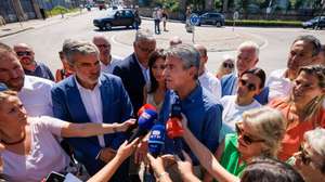 O secretário-geral do Partido Socialista (PS), José Luís Carneiro (C), fala aos jornalistas, durante um passeio por Chaves, inserido na rota Estrada Nacional 2 (EN2), entre Chaves e Faro, “Pela Coesão e Valorização do Território”, para "ouvir e dar voz a Portugal", entre os dias 25 e 29 de agosto, em Chaves, 25 de agosto de 2025. PEDRO SARMENTO COSTA/LUSA