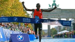 epa12394749 Sabastian Sawe of Kenya wins the men's race of the 51st Berlin Marathon in Berlin, Germany, 21 September 2025.  EPA/CLEMENS BILAN
