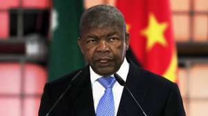 João Lourenço, Presidente de Angola, discursa na abertura da 3ª Cimeira sobre o Finaciamento para o Desenvolvimento de Infraestutura em Africa, Luanda, Angola, 28 de outubro de 2025. Organizada pelo Grupo Técnico de Apoio à Comissão Multissetorial e no âmbito da presidência de Angola da União Africana, a cimeira é uma plataforma de diálogo para parcerias sustentáveis que coloquem o continente na rota da integração de infraestruturas que promovam a conectividade, inovação e sustentabilidade regional. Reúne decisores políticos, investidores e parceiros internacionais e o programa inclui fóruns de negócios, encontros bilaterais e sessões temáticas. AMPE ROGÉRIO/LUSA