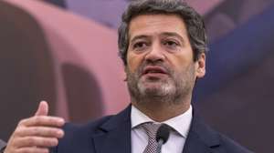 O presidente do Chega, André Ventura, fala aos jornalistas após a reunião com o primeiro-ministro, Luís Montenegro, para discutir o programa "Portugal Transformação, Recuperação e Resiliência" (PTRR), no Palácio de São Bento, em Lisboa, 25 de fevereiro de 2026. JOSÉ SENA GOULÃO/LUSA