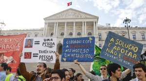 Manifestantes protestam durante a Marcha pela Vida, do Bairro Alto à Assembleia da República, em Lisboa, 21 de março de 2026. A Marcha pela Vida é a nova designação da Caminhada pela Vida em Lisboa, uma iniciativa pública que se realiza anualmente desde 2012, continuando uma tradição que remonta a 1998. É a principal manifestação pública pró-vida em Portugal. ANTÓNIO PEDRO SANTOS/LUSA