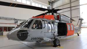 Apresentação do helicóptero Black Hawk UH-60 capaz de operar em missões diurnas e noturnas, dotado de um "'kit' de última geração" para emergência médica, na Base Aérea n.º 8, em Ovar, 10 de Julho de 2025. ESTELA SILVA/LUSA