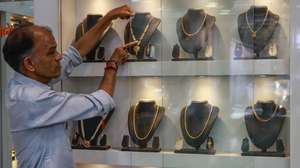 epa12947476 An Indian vendor arranges gold jewelry at a shop in Mumbai, India, 11 May 2026. Indian Prime Minister Narendra Modi urged people to pause gold purchases for a year to help protect the country’s foreign exchange reserves.  EPA/DIVYAKANT SOLANKI 117061