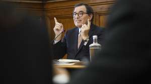 O ministro da Economia e da Coesão Territorial, Manuel Castro Almeida, intervém durante a sua audição na Comissão da Reforma do Estado e Poder Local, na Assembleia da República, em Lisboa, 27 de maio de 2026. ANTÓNIO PEDRO SANTOS/LUSA