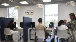 Funcionários e utentes no novo balcão do Instituto dos Registos e do Notariado (IRN) no Parque das Nações, em Lisboa, 01 de setembro de 2025. Este novo balcão vai receber todo o atendimento presencial que até aqui era prestado na Conservatória dos Registos Centrais. MIGUEL A. LOPES/LUSA