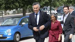 O ministro da Educação, Ciência e Inovação, Fernando Alexandre (E), acompanhado pela secretária de Estado da Administração Escolar, Maria Luísa Oliveira (2-E), e pelo secretário de Estado Adjunto e da Educação, Alexandre Homem Cristo (C), à chegada para uma reunião com o Conselho das Escolas, com a Associação Nacional de Dirigentes Escolares (ANDE) e com a Associação Nacional de Diretores de Agrupamentos e Escolas Públicas (ANDAEP), na Escola Secundária D. Pedro V, em Lisboa, 13 de julho de 2026. ANTÓNIO PEDRO SANTOS/LUSA
