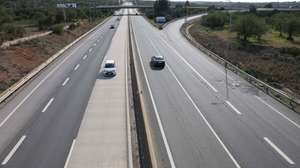Via do Infante que a partir de dia 1 de janeiro de 2025 deixa de se fazer o pagamento de portagem naquela autoestrada. O parlamento aprovou, em maio, o projeto-lei do Partido Socialista para o fim das portagens em algumas antigas Scut, nomeadamente na A4; A13 e 13-1; A22; A23; A24; A25 e A28, Faro, 31 de dezembro de 2024. LUÍS FORRA/LUSA.
