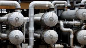 epa12947255 A view of crude oil processing facilities at the PCK refinery in Schwedt, Germany, 11 May 2026. The PCK refinery provides mainly the regions of Berlin and Brandenburg with fuels, such as petrol, diesel, and kerosene. German Economy and Energy Minister Katherina Reiche announced during her visit on 11 May that the government is supporting a project to expand the refinery's capacity to produce electric sustainable aviation fuels (eSAF).  EPA/FILIP SINGER