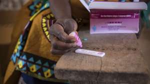 Uma técnica de saúde faz o teste à malária durante uma consulta de uma brigada móvel do Fundo das Nações Unidas para a Infância (UNICEF), um grupo de profissionais de saúde que viaja de ambulância e vai ao encontro das comunidades mais afastadas em vez de esperar por elas em centros de saúde, Impire, Moçambique, 24 de julho de 2020. Em menos de uma hora, na povoação de Impire, distrito de Metuge, sul de Cabo Delgado, juntam-se dezenas de mães com as suas crianças - a maioria ainda bebés - para a brigada observar, com pesagem, medição de altura, avaliação à subnutrição, seguindo-se uma consulta, vacinação e entrega da medicamentos numa rotina que inclui a observação das mães e decorre desde manhã até o sol se pôr, num pavilhão empoeirado. (ACOMPANHA TEXTO DE 25 DE JULHO DE 2020). RICARDO FRANCO/LUSA