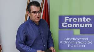 O coordenador da Frente Comum, Sebastião Santana, à chegada para a conferência de imprensa para apresentar o desenvolvimento da luta dos trabalhadores da Administração Pública e que decorreu na sede da Federação Nacional dos Sindicatos dos Trabalhadores em Funções Públicas e Sociais, em Lisboa, 23 de fevereiro de 2023. A Frente Comum convocou uma greve nacional para o próximo dia 17 de março de 2023. ANTÓNIO COTRIM/LUSA
