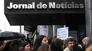 Trabalhadores participam na greve de 24 horas das redações do Jornal de Notícias, TSF, O Jogo e Diário de Notícias, detidas pelo Global Media Group (GMG), convocada pelo Sindicato dos Jornalistas, Porto, 10 de janeiro de 2024. Os trabalhadores do GMG "exigem o pagamento imediato das retribuições em falta, do subsídio de Natal e a remuneração devida aos prestadores de serviço, vulgo “recibos verdes”; exigem que a Comissão Executiva ponha termo imediato a qualquer processo que determine a cessação de contratos de trabalho; exigem que a administração coloque o seu foco no investimento e na melhoria das condições de trabalho de forma a projetar o crescimento do grupo e a propiciar condições para uma efetiva liberdade de informação de todos os cidadãos". FERNANDO VELUDO/LUSA