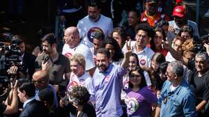 epa11646149 Progressive candidate Guilherme Boulos (C) waves during the municipal elections at the CEU in the Campo Limpo neighborhood in Sao Paulo, Brazil, 06 October 2024.  EPA/ISAAC FONTANA