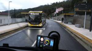 Autocarros do Metrobus do Mondego na Estação de Trémoa no primeiro dia de atividade do Sistema de Mobilidade de Coimbra - Metro Mondego, no troço entre a Portagem, em Coimbra e Serpins, na Lousã, 16 de dezembro de 2025. O Sistema de Mobilidade do Mondego (SMM) entre Coimbra e Serpins (Lousã) arranca hoje a sua operação, 15 anos depois de se ter encerrado o ramal ferroviário para dar agora lugar ao ‘metrobus’. PAULO NOVAIS/LUSA