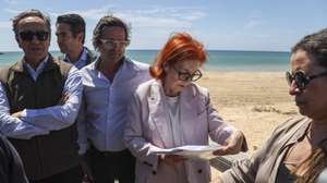 A ministra do Ambiente e Energia, Maria da Graça Carvalho, durante a sua visita à empreitada “Alimentação artificial do troço Quarteira-Garrão”entre as praias de Quarteira e do Garrão, 18 de abril de 2026. JOÃO MATOS/LUSA